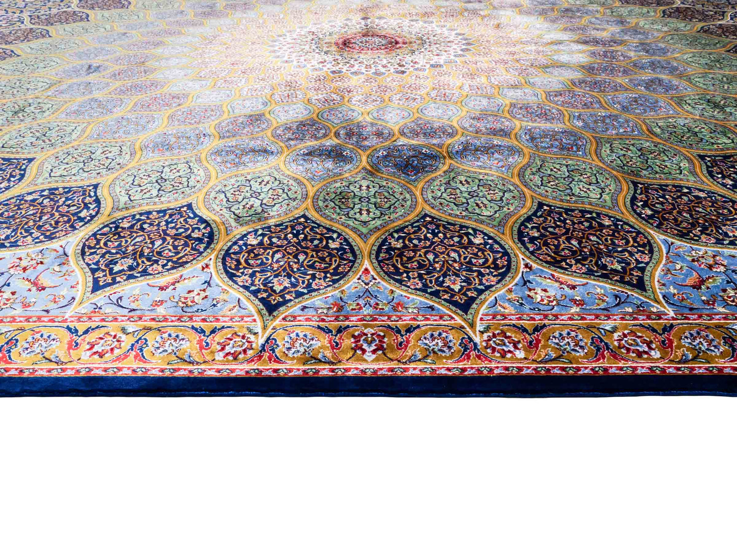 Ghom Maschinenteppich "Aban" 300 x 200 cm aus pflanzlicher Seide (Viskose) mit Gumbad-Medaillon, Marineblau. Teppichnummer: V1NY600H. Persian Luxury Collection by Khademi. Made in Iran / Persia – Vertrieb durch JUPITER Intl
