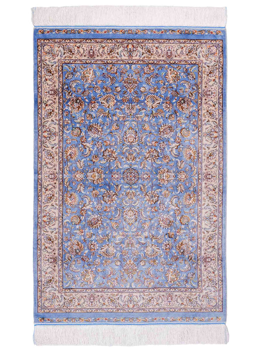 Ghom Maschinenteppich "Afridun" 120 x 80 cm, durchgemustert, aus pflanzlicher Seide (Viskose), Hellblau-Cremeweiß. Teppichnummer: V2BL096H. Persian Luxury Collection by Khademi. Made in Iran / Persia – Vertrieb durch JUPITER Intl.