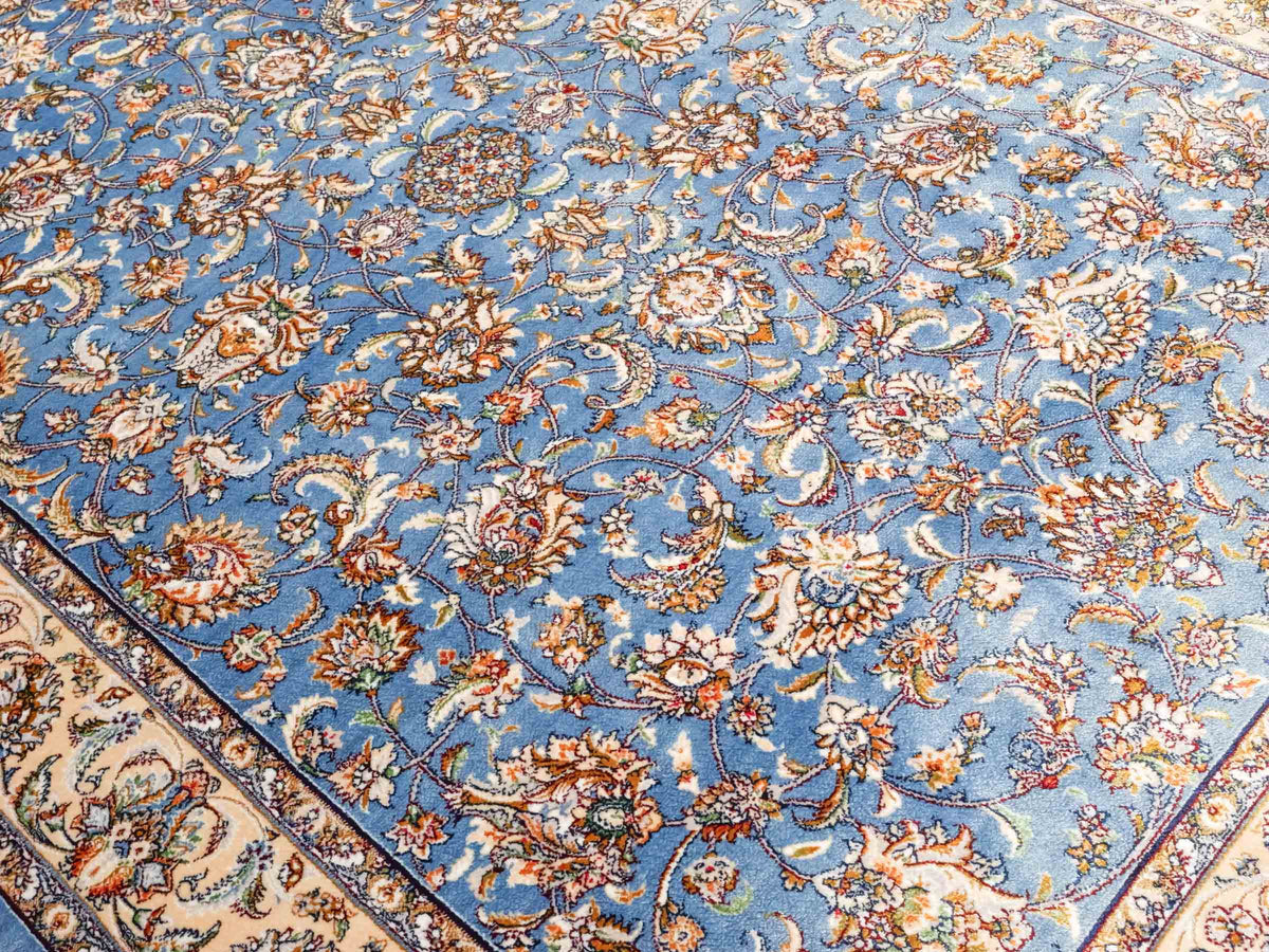 Ghom Maschinenteppich "Afridun" 120 x 80 cm, durchgemustert, aus pflanzlicher Seide (Viskose), Hellblau-Cremeweiß. Teppichnummer: V2BL096H. Persian Luxury Collection by Khademi. Made in Iran / Persia – Vertrieb durch JUPITER Intl.