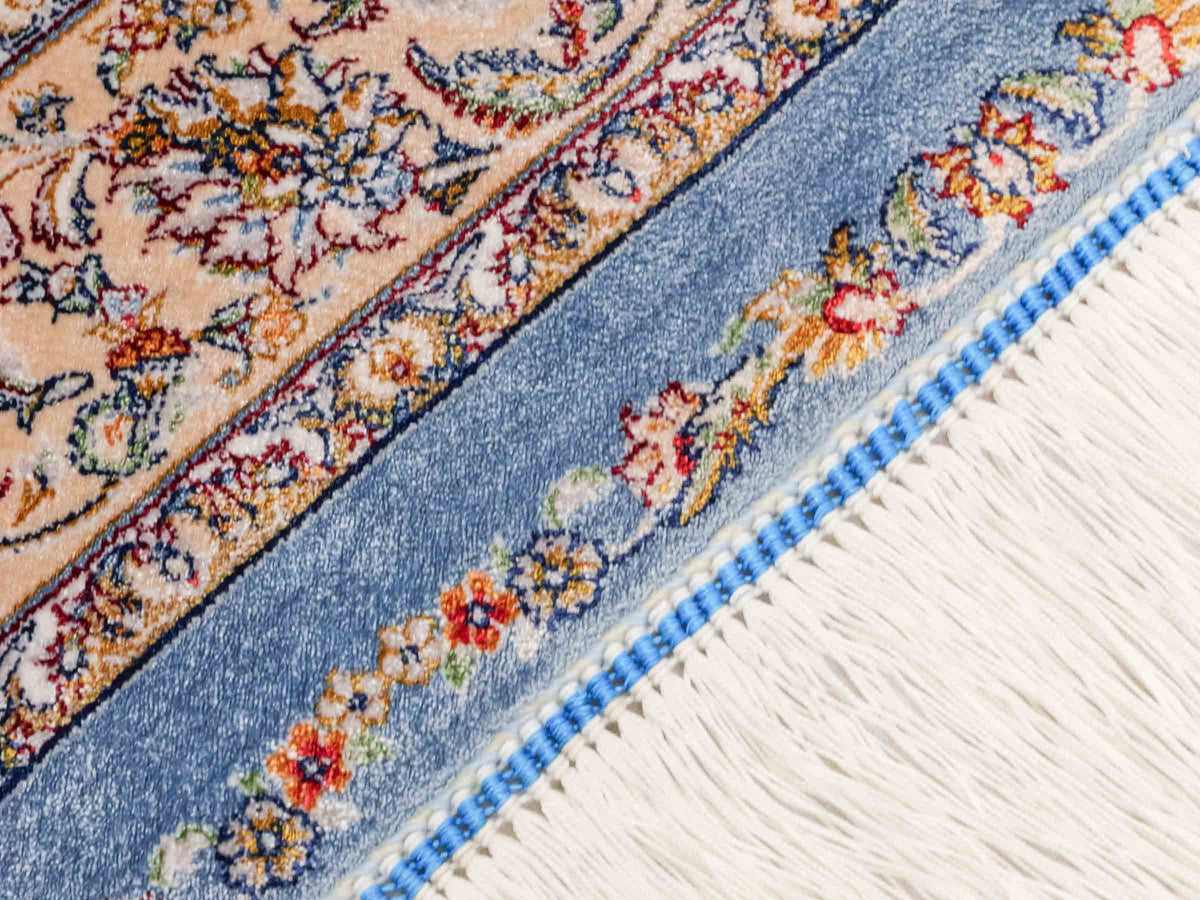 Ghom Maschinenteppich "Afridun" 120 x 80 cm, durchgemustert, aus pflanzlicher Seide (Viskose), Hellblau-Cremeweiß. Teppichnummer: V2BL096H. Persian Luxury Collection by Khademi. Made in Iran / Persia – Vertrieb durch JUPITER Intl.