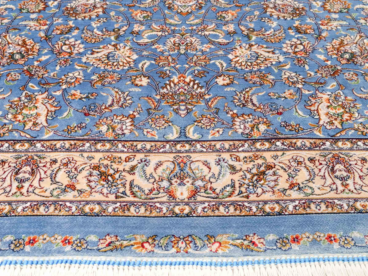 Ghom Maschinenteppich "Afridun" 120 x 80 cm, durchgemustert, aus pflanzlicher Seide (Viskose), Hellblau-Cremeweiß. Teppichnummer: V2BL096H. Persian Luxury Collection by Khademi. Made in Iran / Persia – Vertrieb durch JUPITER Intl.