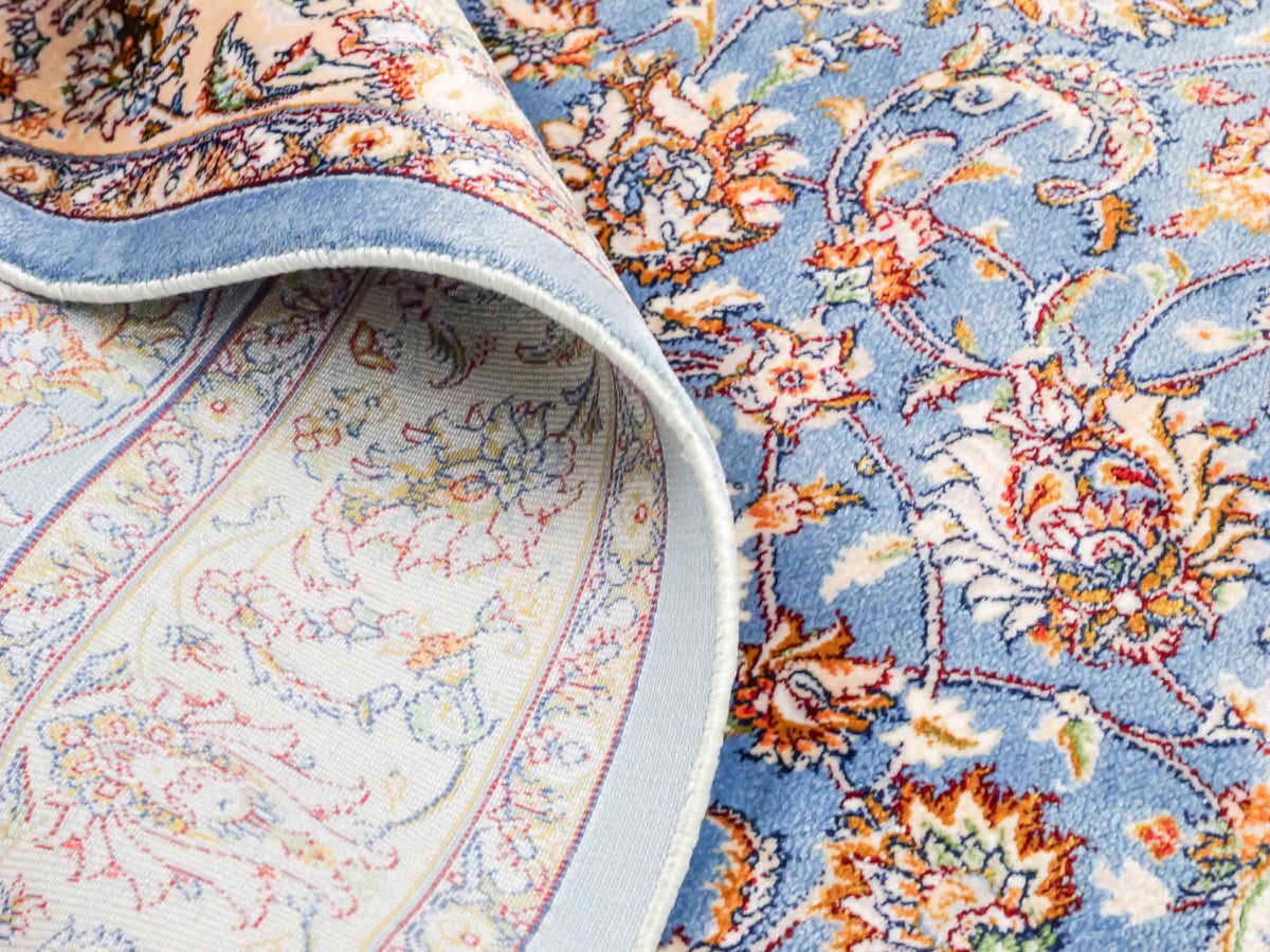 Ghom Maschinenteppich "Afridun" 120 x 80 cm, durchgemustert, aus pflanzlicher Seide (Viskose), Hellblau-Cremeweiß. Teppichnummer: V2BL096H. Persian Luxury Collection by Khademi. Made in Iran / Persia – Vertrieb durch JUPITER Intl.