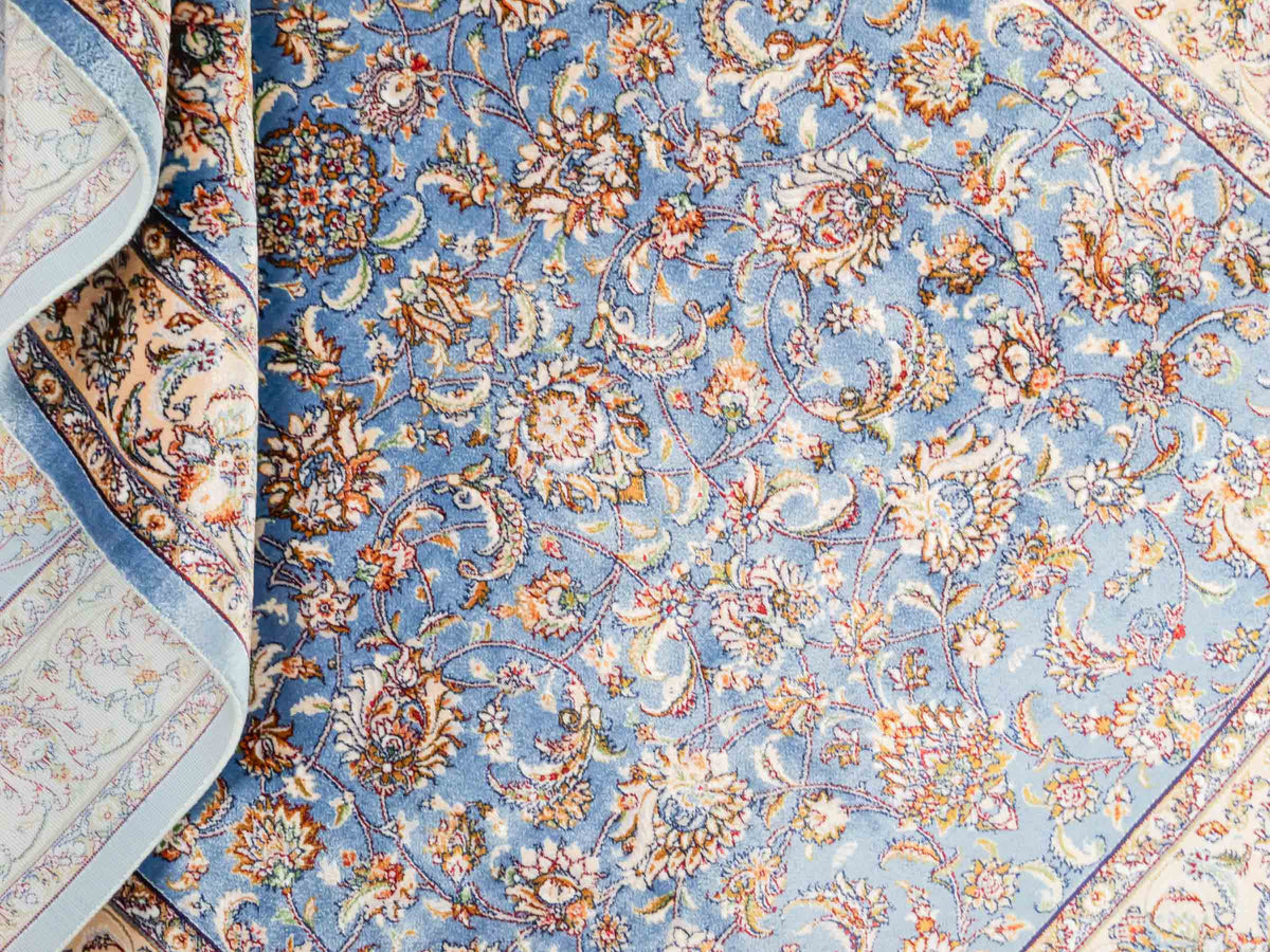 Ghom Maschinenteppich "Afridun" 120 x 80 cm, durchgemustert, aus pflanzlicher Seide (Viskose), Hellblau-Cremeweiß. Teppichnummer: V2BL096H. Persian Luxury Collection by Khademi. Made in Iran / Persia – Vertrieb durch JUPITER Intl.
