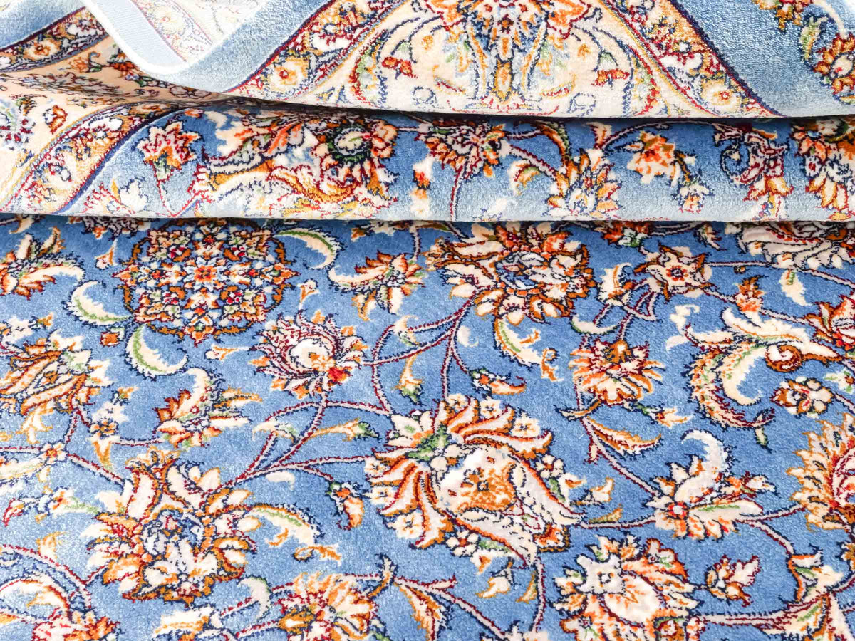 Ghom Maschinenteppich "Afridun" 120 x 80 cm, durchgemustert, aus pflanzlicher Seide (Viskose), Hellblau-Cremeweiß. Teppichnummer: V2BL096H. Persian Luxury Collection by Khademi. Made in Iran / Persia – Vertrieb durch JUPITER Intl.