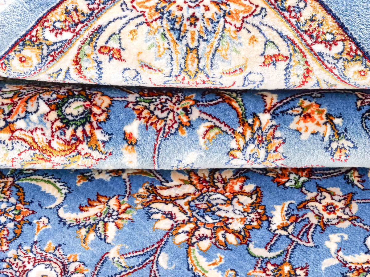 Ghom Maschinenteppich "Afridun" 120 x 80 cm, durchgemustert, aus pflanzlicher Seide (Viskose), Hellblau-Cremeweiß. Teppichnummer: V2BL096H. Persian Luxury Collection by Khademi. Made in Iran / Persia – Vertrieb durch JUPITER Intl.