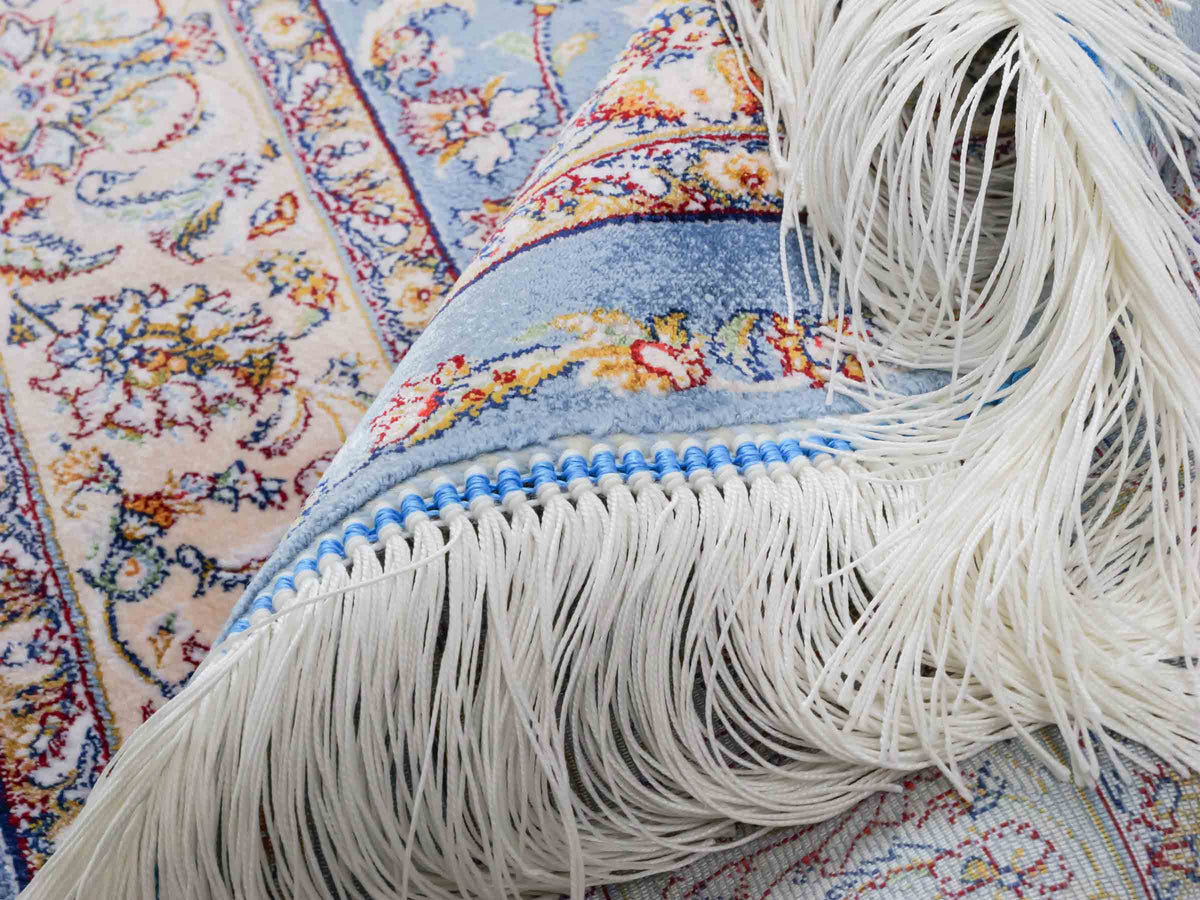 Ghom Maschinenteppich "Afridun" 120 x 80 cm, durchgemustert, aus pflanzlicher Seide (Viskose), Hellblau-Cremeweiß. Teppichnummer: V2BL096H. Persian Luxury Collection by Khademi. Made in Iran / Persia – Vertrieb durch JUPITER Intl.