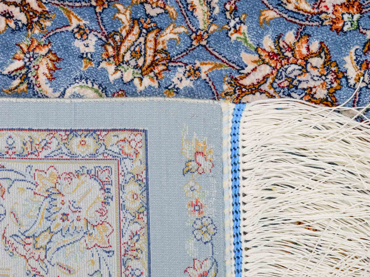 Ghom Maschinenteppich "Afridun" 120 x 80 cm, durchgemustert, aus pflanzlicher Seide (Viskose), Hellblau-Cremeweiß. Teppichnummer: V2BL096H. Persian Luxury Collection by Khademi. Made in Iran / Persia – Vertrieb durch JUPITER Intl.