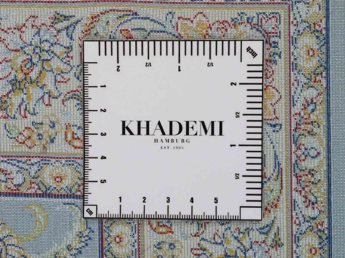 Ghom Maschinenteppich "Afridun" 120 x 80 cm, durchgemustert, aus pflanzlicher Seide (Viskose), Hellblau-Cremeweiß. Teppichnummer: V2BL096H. Persian Luxury Collection by Khademi. Made in Iran / Persia – Vertrieb durch JUPITER Intl.