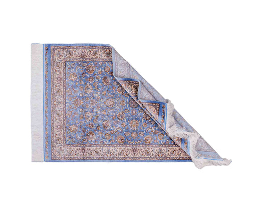 Ghom Maschinenteppich "Afridun" 120 x 80 cm, durchgemustert, aus pflanzlicher Seide (Viskose), Hellblau-Cremeweiß. Teppichnummer: V2BL096H. Persian Luxury Collection by Khademi. Made in Iran / Persia – Vertrieb durch JUPITER Intl.