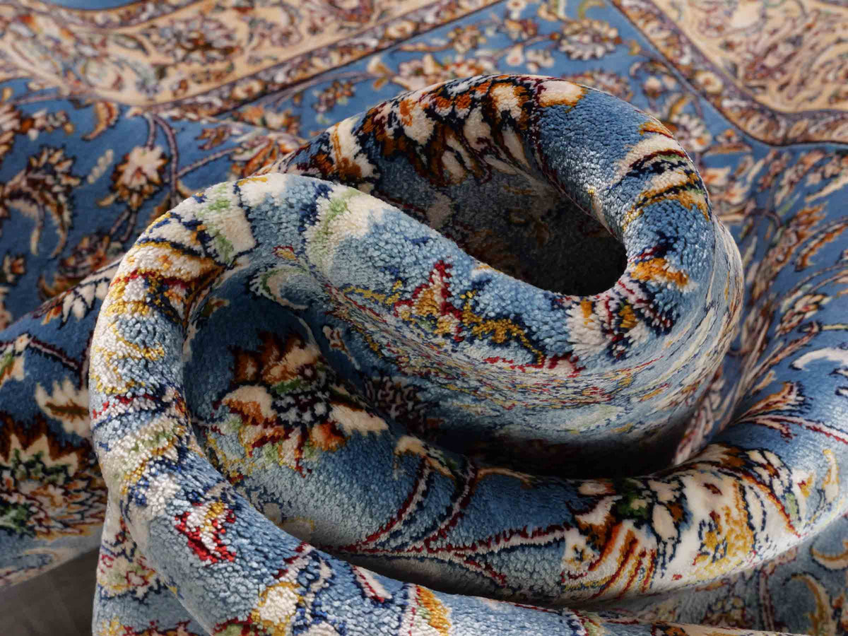 Ghom Maschinenteppich "Afridun" 120 x 80 cm, durchgemustert, aus pflanzlicher Seide (Viskose), Hellblau-Cremeweiß. Teppichnummer: V2BL096H. Persian Luxury Collection by Khademi. Made in Iran / Persia – Vertrieb durch JUPITER Intl.
