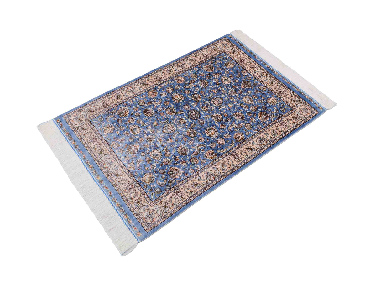 Ghom Maschinenteppich "Afridun" 120 x 80 cm, durchgemustert, aus pflanzlicher Seide (Viskose), Hellblau-Cremeweiß. Teppichnummer: V2BL096H. Persian Luxury Collection by Khademi. Made in Iran / Persia – Vertrieb durch JUPITER Intl.