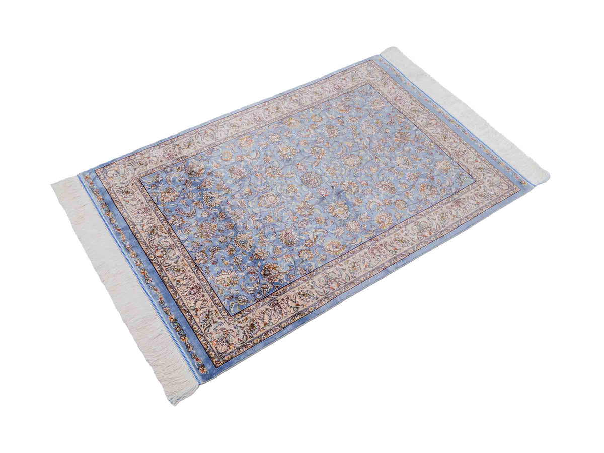 Ghom Maschinenteppich "Afridun" 120 x 80 cm, durchgemustert, aus pflanzlicher Seide (Viskose), Hellblau-Cremeweiß. Teppichnummer: V2BL096H. Persian Luxury Collection by Khademi. Made in Iran / Persia – Vertrieb durch JUPITER Intl.