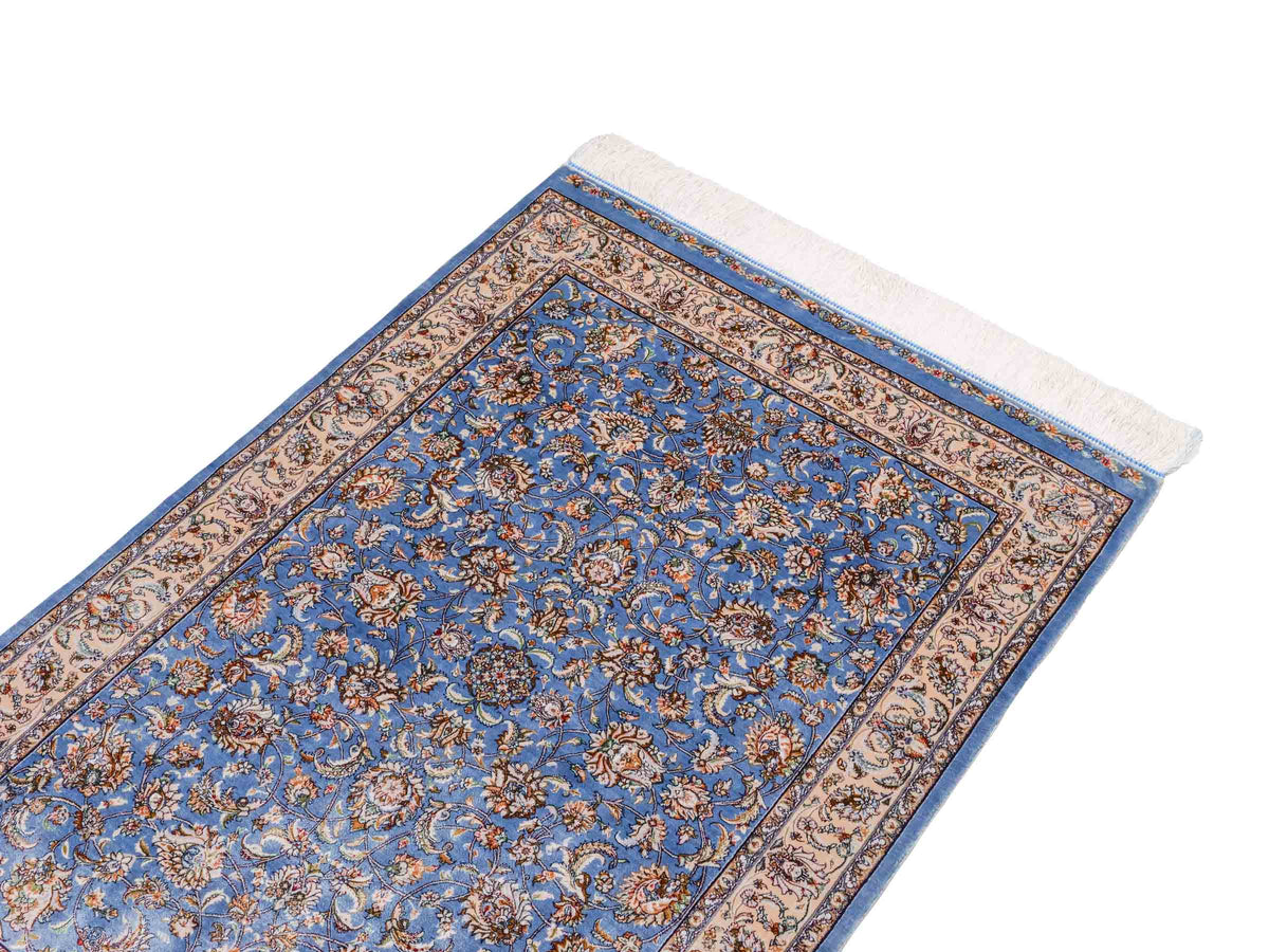 Ghom Maschinenteppich "Afridun" 120 x 80 cm, durchgemustert, aus pflanzlicher Seide (Viskose), Hellblau-Cremeweiß. Teppichnummer: V2BL096H. Persian Luxury Collection by Khademi. Made in Iran / Persia – Vertrieb durch JUPITER Intl.
