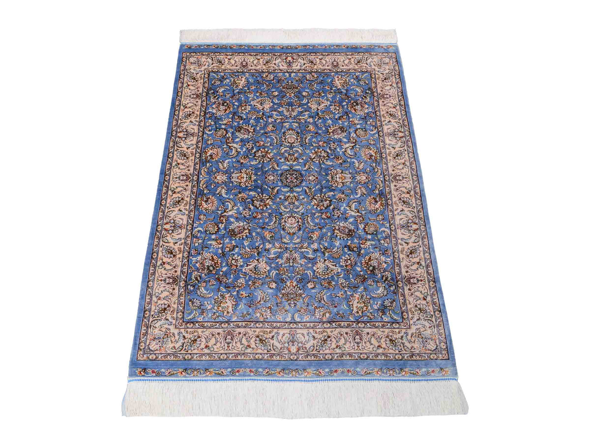Ghom Maschinenteppich "Afridun" 120 x 80 cm, durchgemustert, aus pflanzlicher Seide (Viskose), Hellblau-Cremeweiß. Teppichnummer: V2BL096H. Persian Luxury Collection by Khademi. Made in Iran / Persia – Vertrieb durch JUPITER Intl.