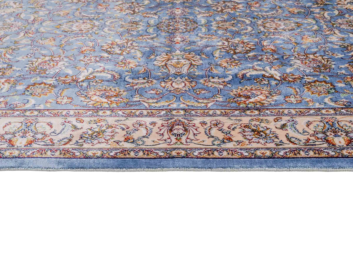 Ghom Maschinenteppich "Afridun" 120 x 80 cm, durchgemustert, aus pflanzlicher Seide (Viskose), Hellblau-Cremeweiß. Teppichnummer: V2BL096H. Persian Luxury Collection by Khademi. Made in Iran / Persia – Vertrieb durch JUPITER Intl.
