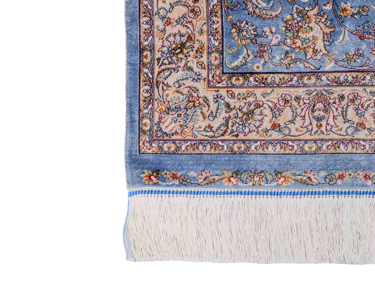 Ghom Maschinenteppich "Afridun" 120 x 80 cm, durchgemustert, aus pflanzlicher Seide (Viskose), Hellblau-Cremeweiß. Teppichnummer: V2BL096H. Persian Luxury Collection by Khademi. Made in Iran / Persia – Vertrieb durch JUPITER Intl.