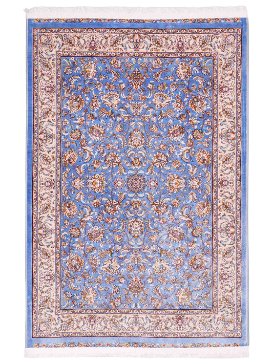 Ghom Maschinenteppich "Afridun" 120 x 80 cm, durchgemustert, aus pflanzlicher Seide (Viskose), Hellblau-Cremeweiß. Teppichnummer: V2BL096M. Persian Luxury Collection by Khademi. Made in Iran / Persia – Vertrieb durch JUPITER Intl.