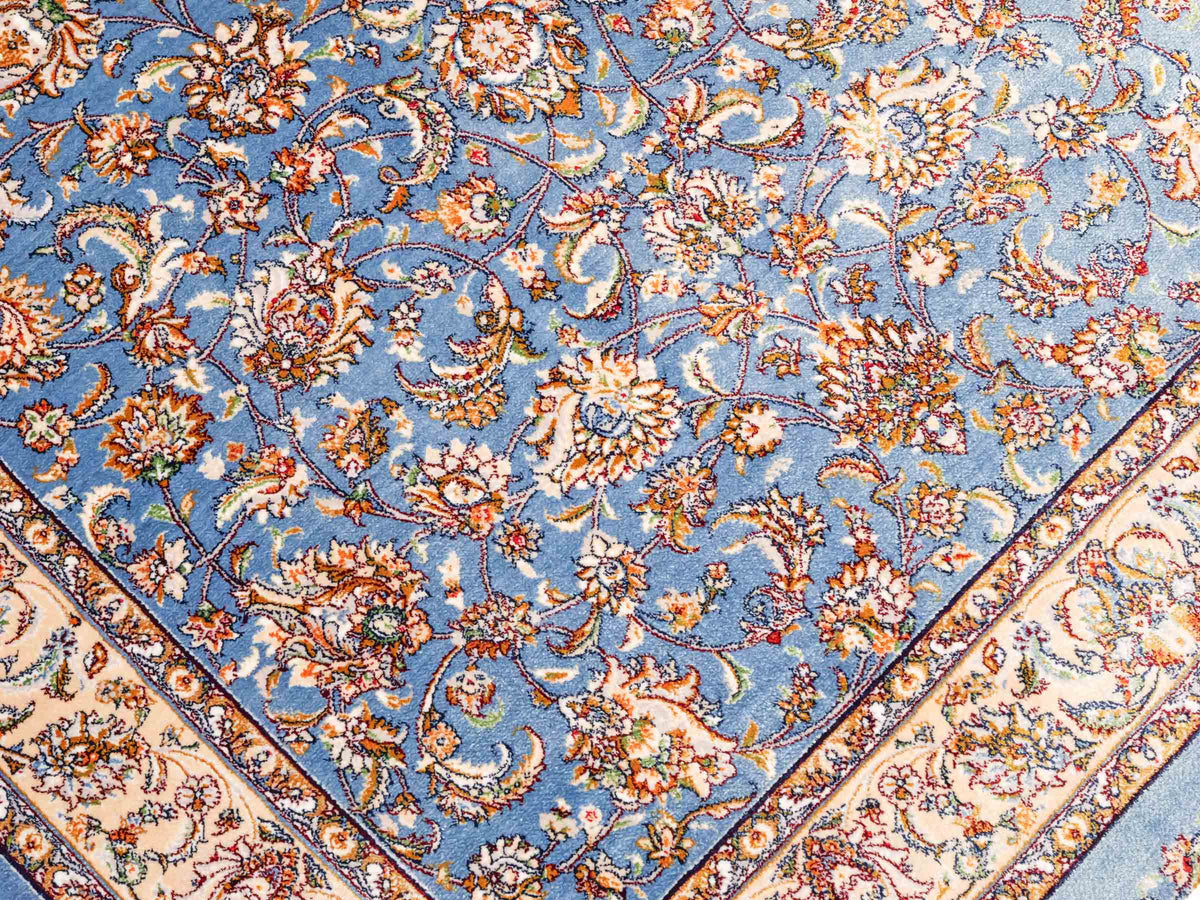 Ghom Maschinenteppich "Afridun" 120 x 80 cm, durchgemustert, aus pflanzlicher Seide (Viskose), Hellblau-Cremeweiß. Teppichnummer: V2BL096M. Persian Luxury Collection by Khademi. Made in Iran / Persia – Vertrieb durch JUPITER Intl.