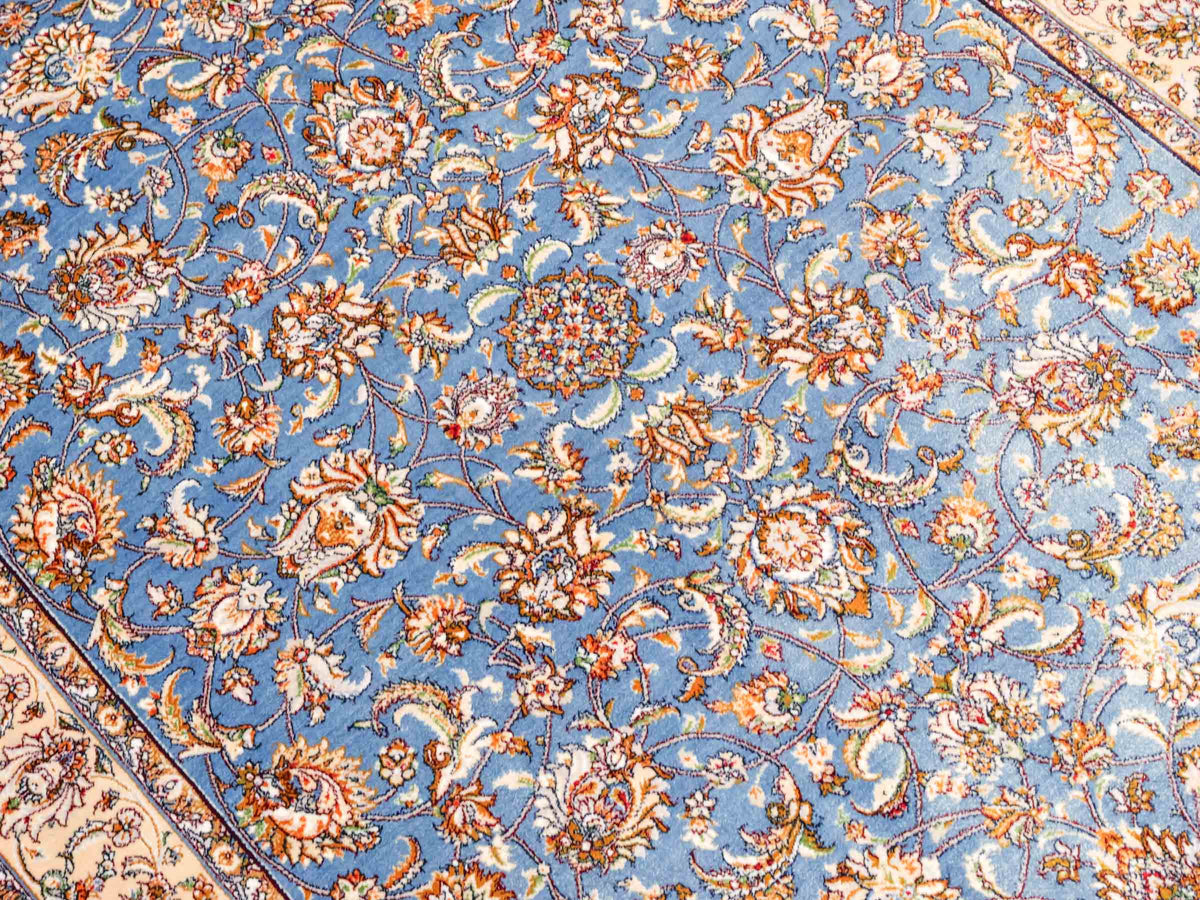Ghom Maschinenteppich "Afridun" 120 x 80 cm, durchgemustert, aus pflanzlicher Seide (Viskose), Hellblau-Cremeweiß. Teppichnummer: V2BL096M. Persian Luxury Collection by Khademi. Made in Iran / Persia – Vertrieb durch JUPITER Intl.