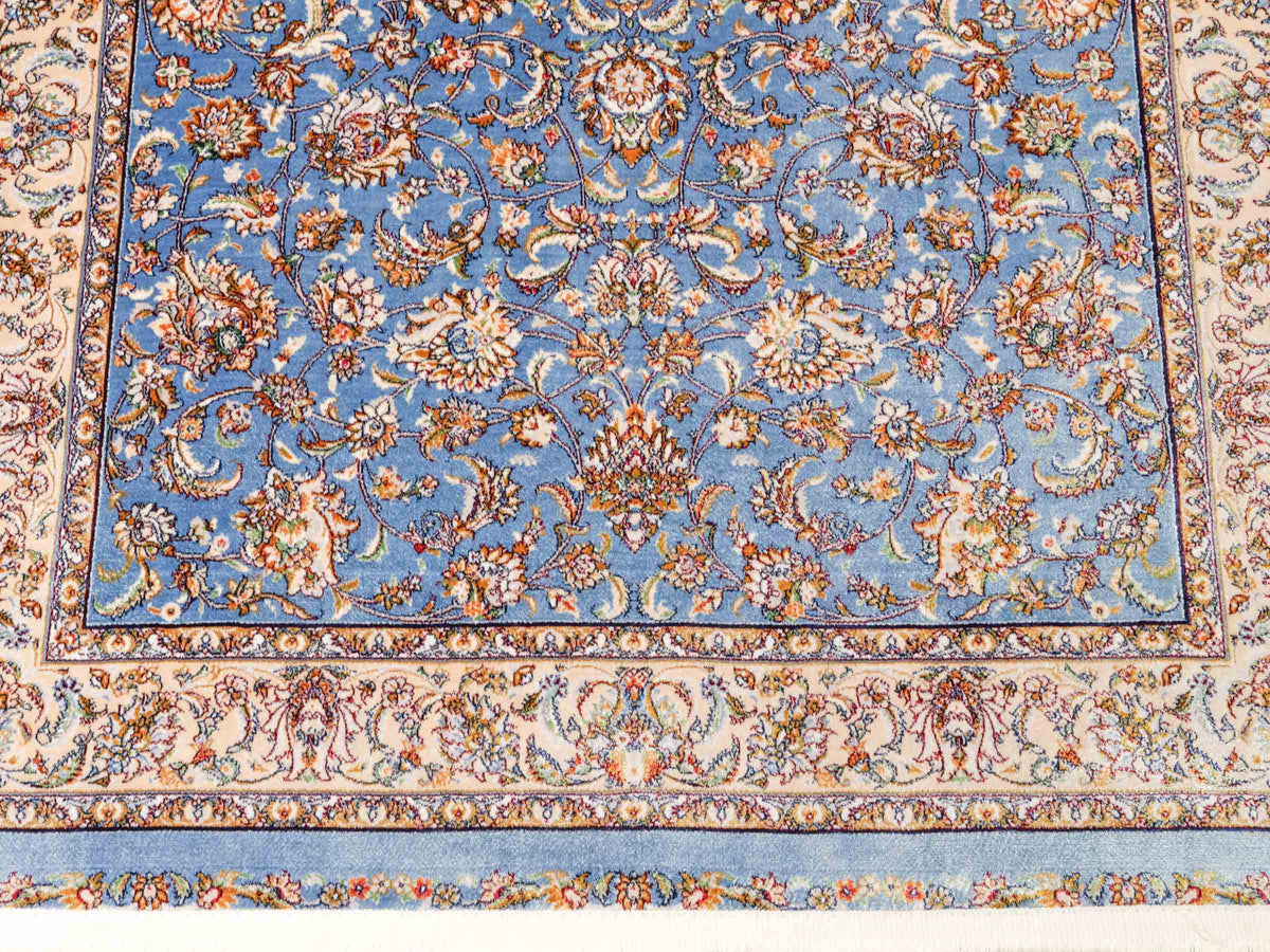 Ghom Maschinenteppich "Afridun" 120 x 80 cm, durchgemustert, aus pflanzlicher Seide (Viskose), Hellblau-Cremeweiß. Teppichnummer: V2BL096M. Persian Luxury Collection by Khademi. Made in Iran / Persia – Vertrieb durch JUPITER Intl.