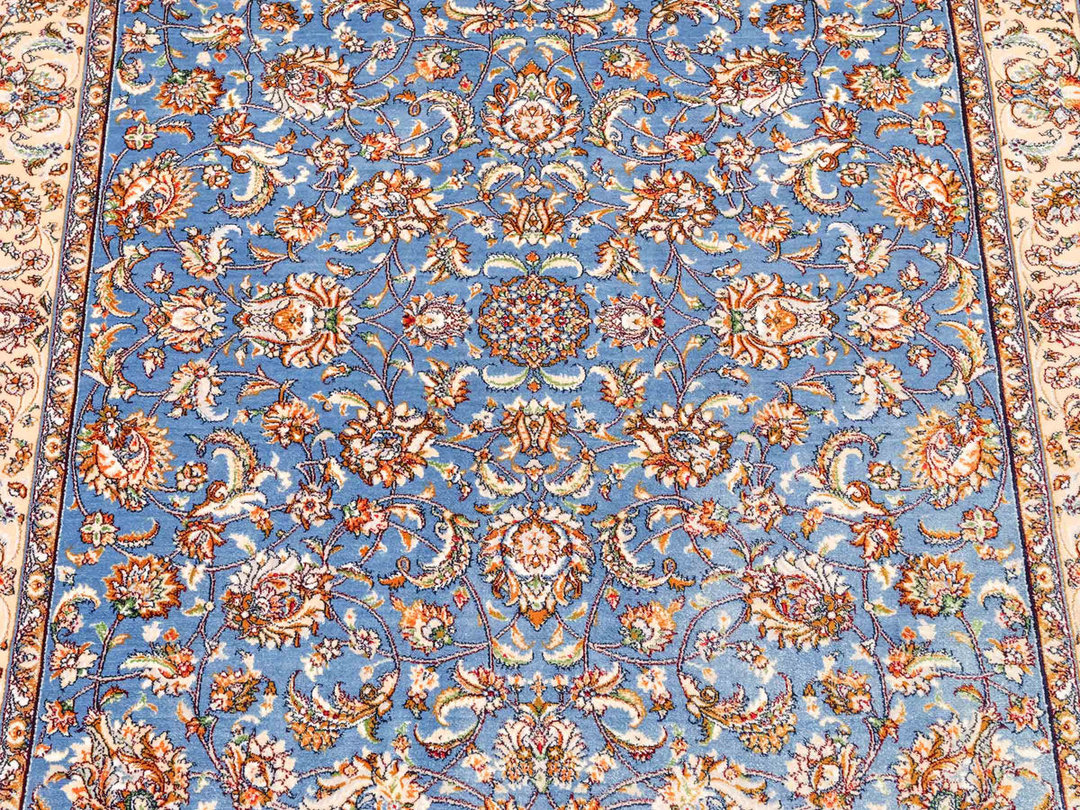 Ghom Maschinenteppich "Afridun" 120 x 80 cm, durchgemustert, aus pflanzlicher Seide (Viskose), Hellblau-Cremeweiß. Teppichnummer: V2BL096M. Persian Luxury Collection by Khademi. Made in Iran / Persia – Vertrieb durch JUPITER Intl.