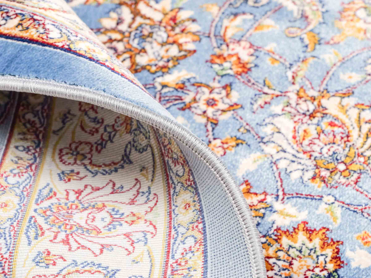 Ghom Maschinenteppich "Afridun" 120 x 80 cm, durchgemustert, aus pflanzlicher Seide (Viskose), Hellblau-Cremeweiß. Teppichnummer: V2BL096M. Persian Luxury Collection by Khademi. Made in Iran / Persia – Vertrieb durch JUPITER Intl.