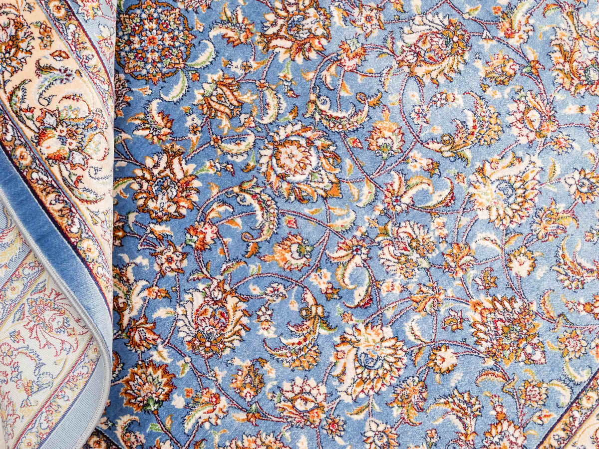 Ghom Maschinenteppich "Afridun" 120 x 80 cm, durchgemustert, aus pflanzlicher Seide (Viskose), Hellblau-Cremeweiß. Teppichnummer: V2BL096M. Persian Luxury Collection by Khademi. Made in Iran / Persia – Vertrieb durch JUPITER Intl.
