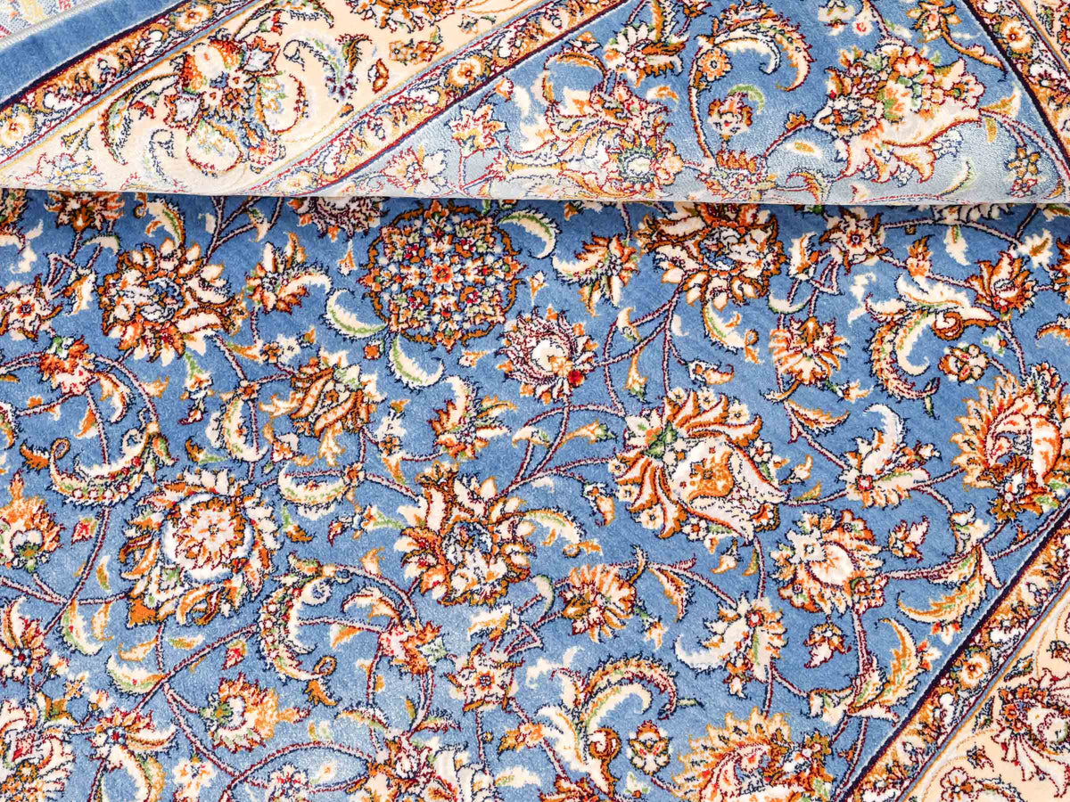 Ghom Maschinenteppich "Afridun" 120 x 80 cm, durchgemustert, aus pflanzlicher Seide (Viskose), Hellblau-Cremeweiß. Teppichnummer: V2BL096M. Persian Luxury Collection by Khademi. Made in Iran / Persia – Vertrieb durch JUPITER Intl.