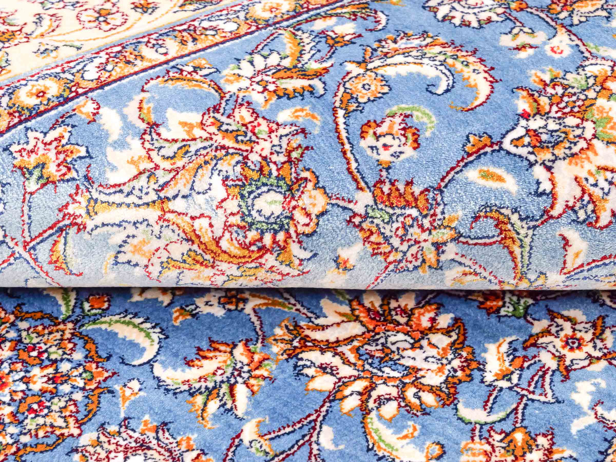 Ghom Maschinenteppich "Afridun" 120 x 80 cm, durchgemustert, aus pflanzlicher Seide (Viskose), Hellblau-Cremeweiß. Teppichnummer: V2BL096M. Persian Luxury Collection by Khademi. Made in Iran / Persia – Vertrieb durch JUPITER Intl.