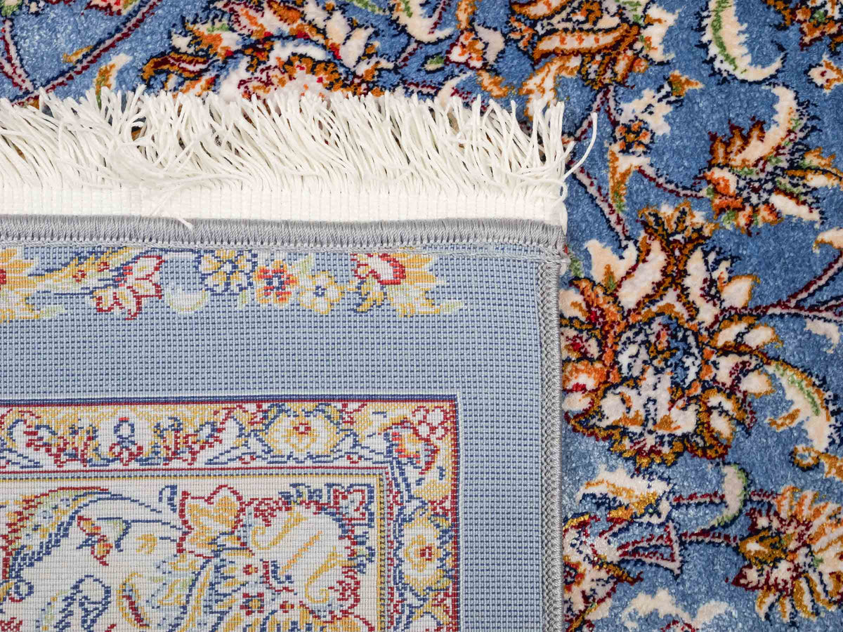 Ghom Maschinenteppich "Afridun" 120 x 80 cm, durchgemustert, aus pflanzlicher Seide (Viskose), Hellblau-Cremeweiß. Teppichnummer: V2BL096M. Persian Luxury Collection by Khademi. Made in Iran / Persia – Vertrieb durch JUPITER Intl.