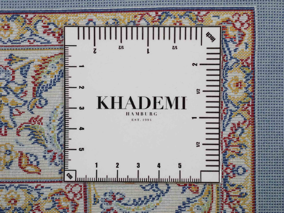 Ghom Maschinenteppich "Afridun" 120 x 80 cm, durchgemustert, aus pflanzlicher Seide (Viskose), Hellblau-Cremeweiß. Teppichnummer: V2BL096M. Persian Luxury Collection by Khademi. Made in Iran / Persia – Vertrieb durch JUPITER Intl.
