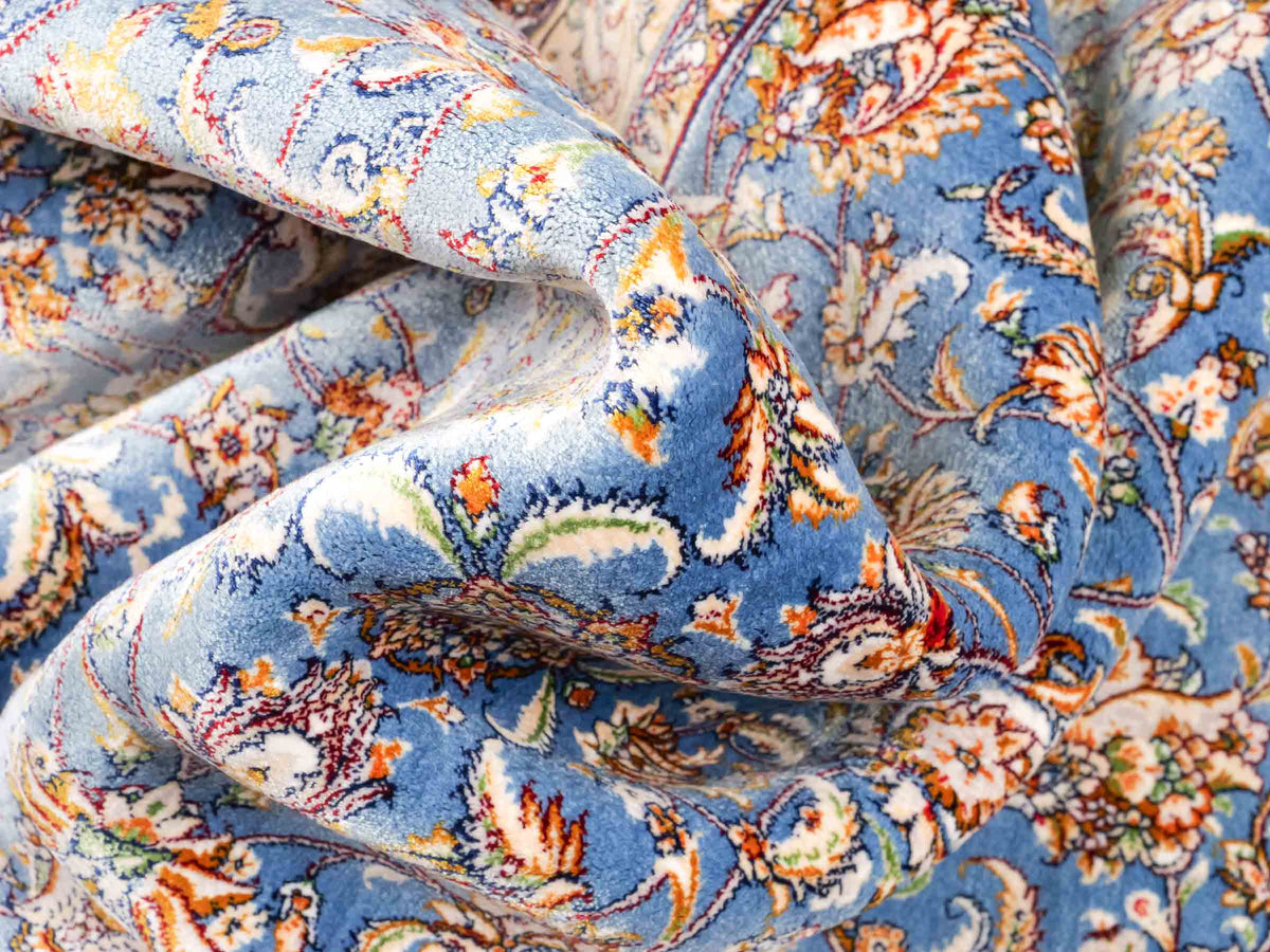 Ghom Maschinenteppich "Afridun" 120 x 80 cm, durchgemustert, aus pflanzlicher Seide (Viskose), Hellblau-Cremeweiß. Teppichnummer: V2BL096M. Persian Luxury Collection by Khademi. Made in Iran / Persia – Vertrieb durch JUPITER Intl.