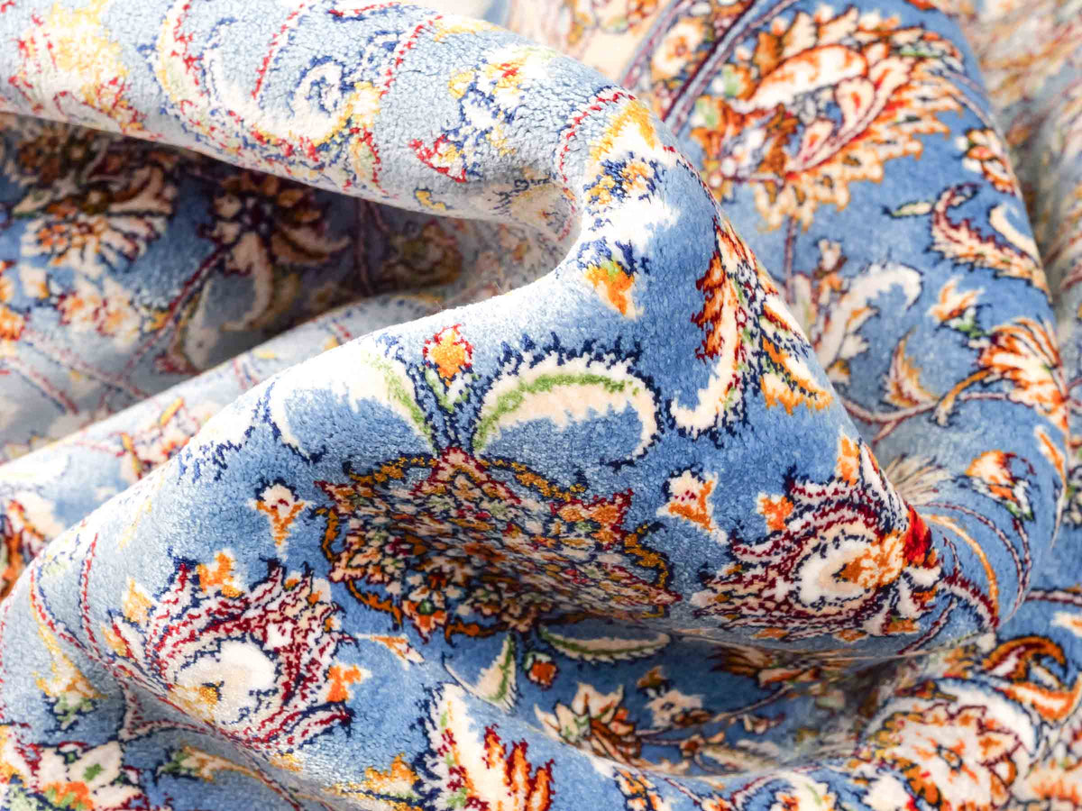 Ghom Maschinenteppich "Afridun" 120 x 80 cm, durchgemustert, aus pflanzlicher Seide (Viskose), Hellblau-Cremeweiß. Teppichnummer: V2BL096M. Persian Luxury Collection by Khademi. Made in Iran / Persia – Vertrieb durch JUPITER Intl.