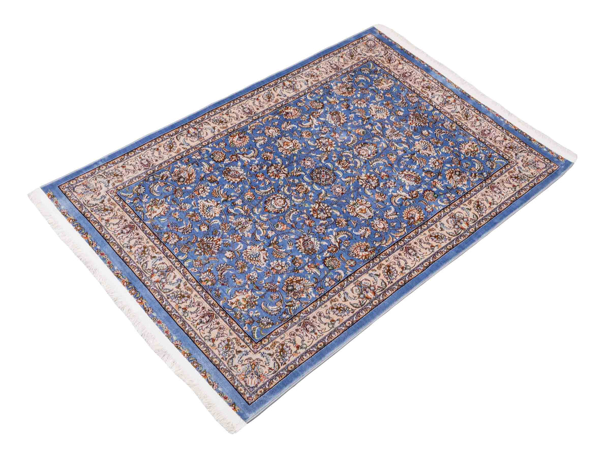 Ghom Maschinenteppich "Afridun" 120 x 80 cm, durchgemustert, aus pflanzlicher Seide (Viskose), Hellblau-Cremeweiß. Teppichnummer: V2BL096M. Persian Luxury Collection by Khademi. Made in Iran / Persia – Vertrieb durch JUPITER Intl.
