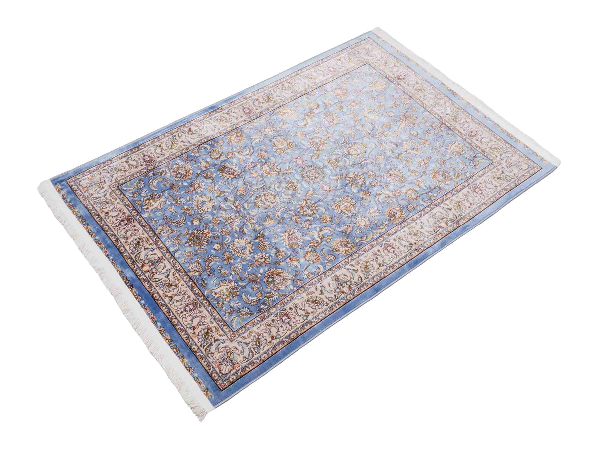 Ghom Maschinenteppich "Afridun" 120 x 80 cm, durchgemustert, aus pflanzlicher Seide (Viskose), Hellblau-Cremeweiß. Teppichnummer: V2BL096M. Persian Luxury Collection by Khademi. Made in Iran / Persia – Vertrieb durch JUPITER Intl.