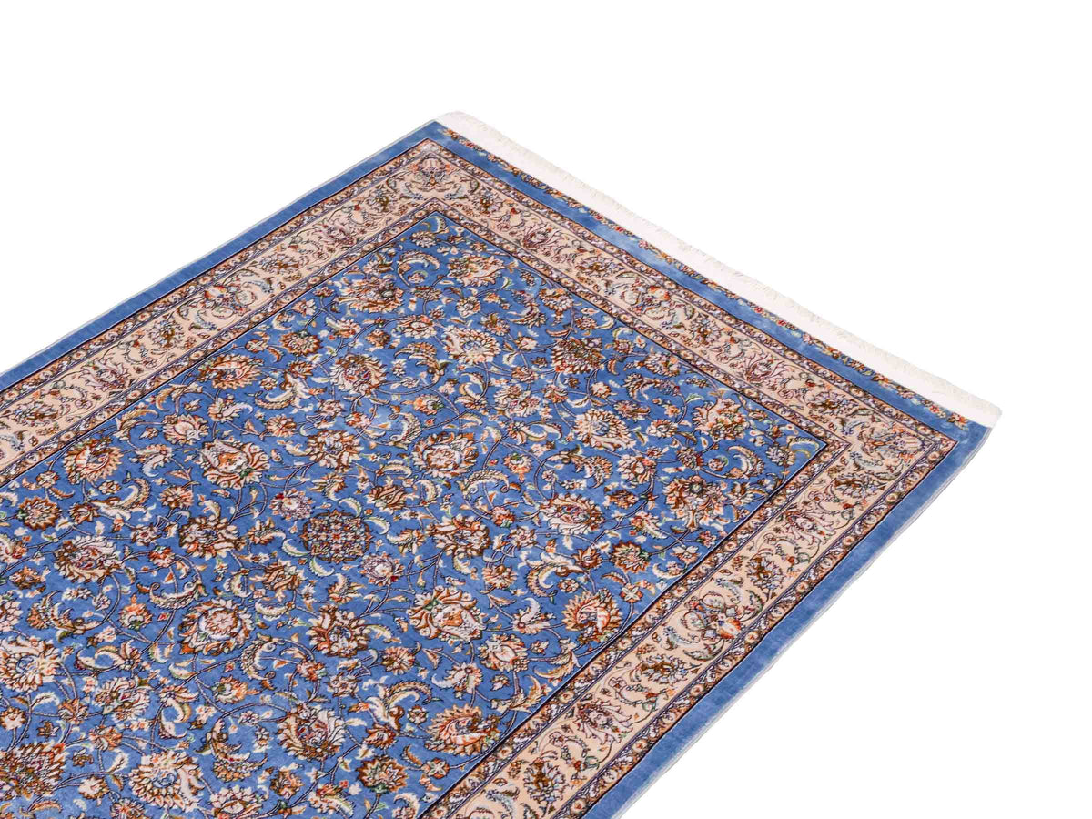 Ghom Maschinenteppich "Afridun" 120 x 80 cm, durchgemustert, aus pflanzlicher Seide (Viskose), Hellblau-Cremeweiß. Teppichnummer: V2BL096M. Persian Luxury Collection by Khademi. Made in Iran / Persia – Vertrieb durch JUPITER Intl.