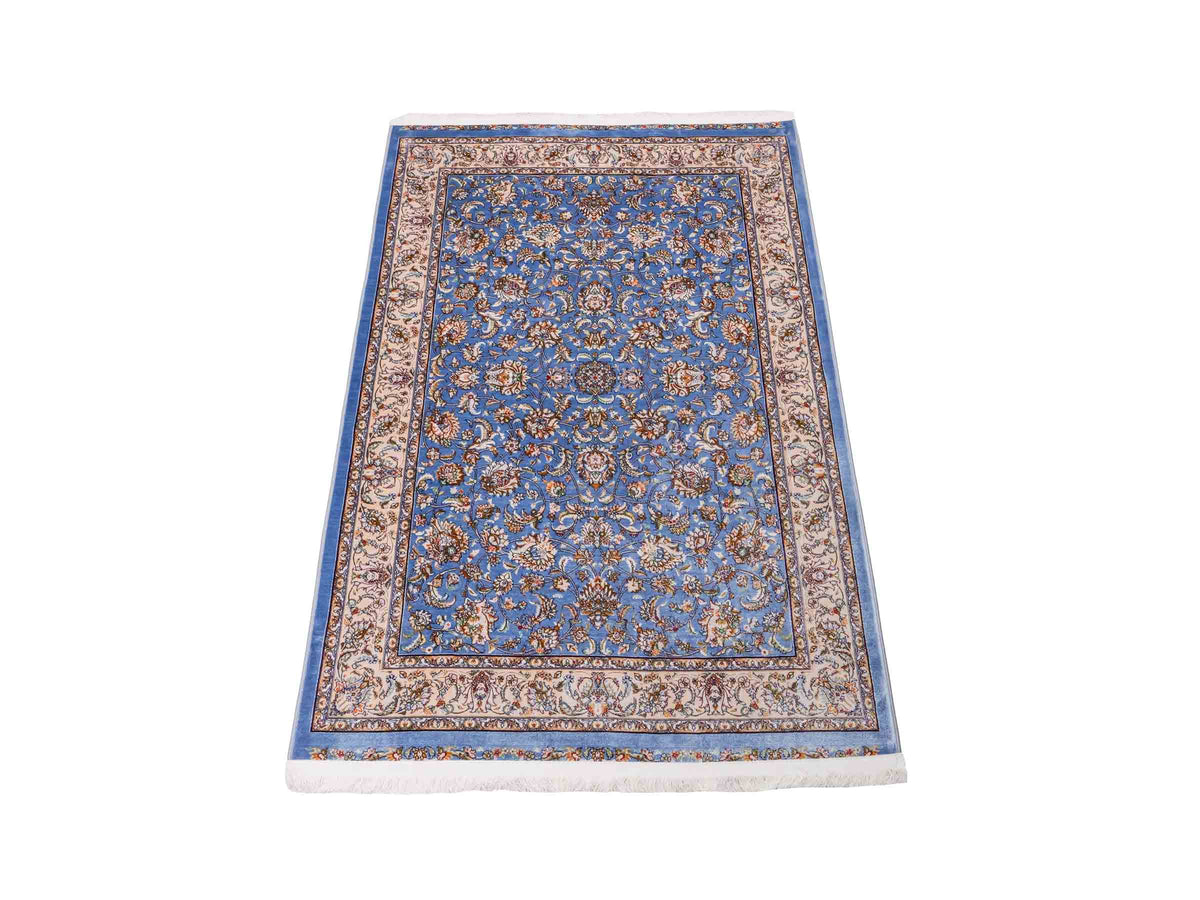 Ghom Maschinenteppich "Afridun" 120 x 80 cm, durchgemustert, aus pflanzlicher Seide (Viskose), Hellblau-Cremeweiß. Teppichnummer: V2BL096M. Persian Luxury Collection by Khademi. Made in Iran / Persia – Vertrieb durch JUPITER Intl.