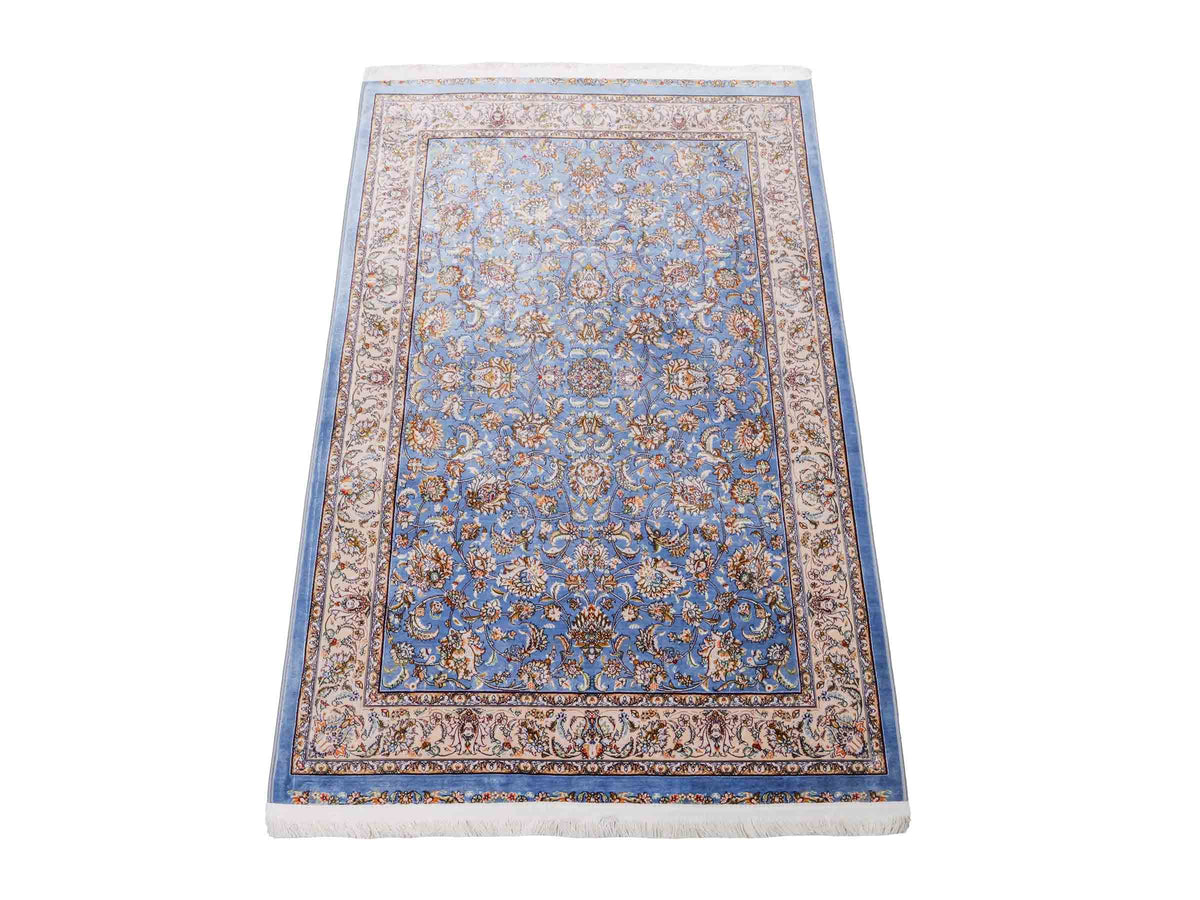 Ghom Maschinenteppich "Afridun" 120 x 80 cm, durchgemustert, aus pflanzlicher Seide (Viskose), Hellblau-Cremeweiß. Teppichnummer: V2BL096M. Persian Luxury Collection by Khademi. Made in Iran / Persia – Vertrieb durch JUPITER Intl.