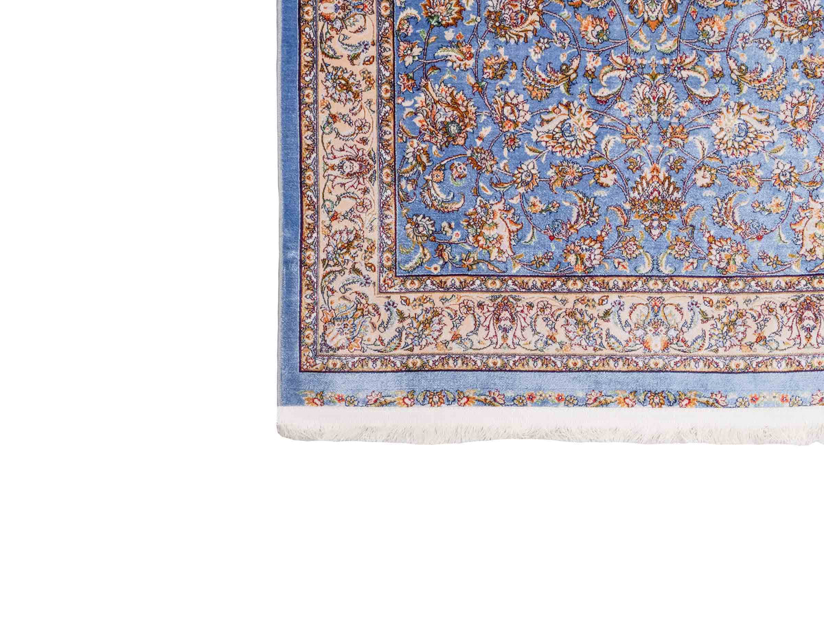 Ghom Maschinenteppich "Afridun" 120 x 80 cm, durchgemustert, aus pflanzlicher Seide (Viskose), Hellblau-Cremeweiß. Teppichnummer: V2BL096M. Persian Luxury Collection by Khademi. Made in Iran / Persia – Vertrieb durch JUPITER Intl.