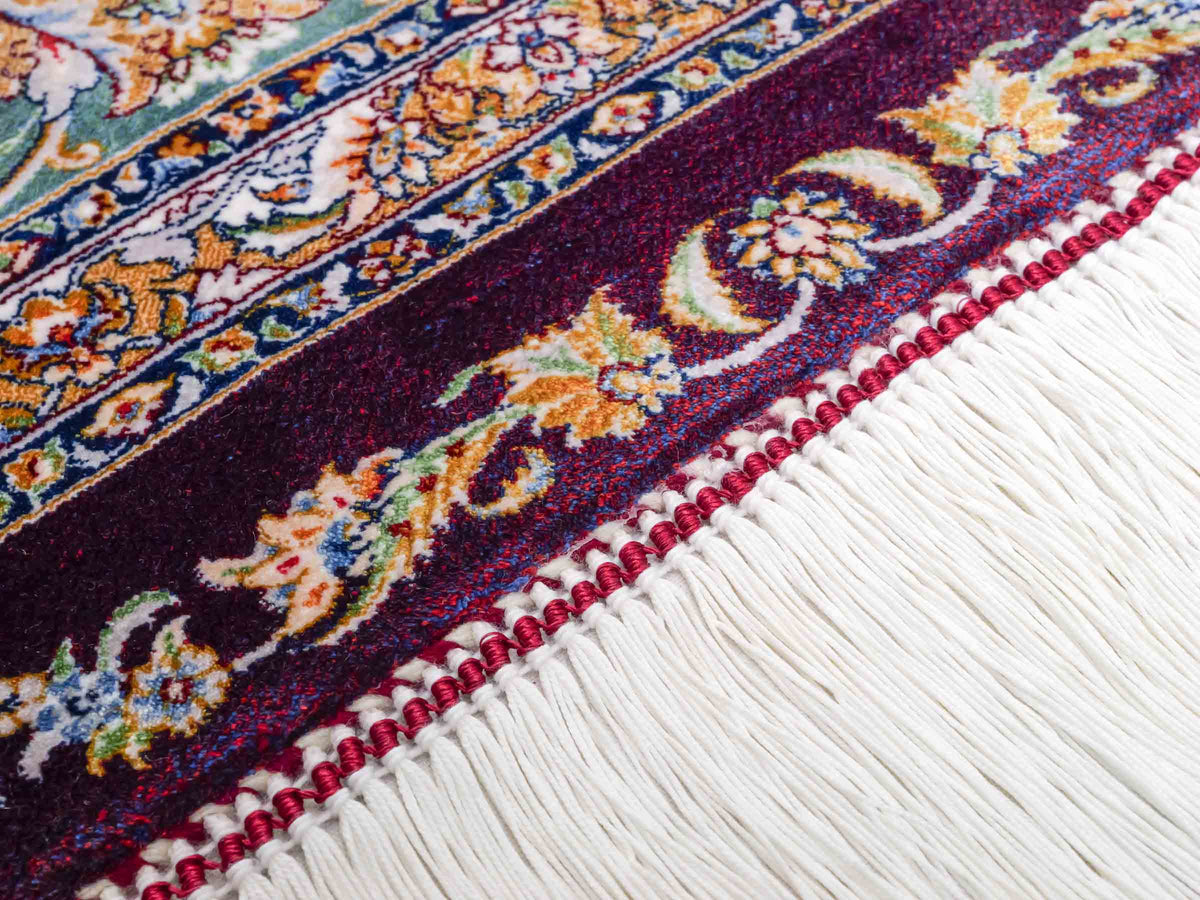 Ghom Maschinenteppich "Afridun" 225 x 150 cm, durchgemustert, aus pflanzlicher Seide (Viskose), Violett-Blau. Teppichnummer: V2AE338H. Persian Luxury Collection by Khademi. Made in Iran / Persia – Vertrieb durch JUPITER Intl.
