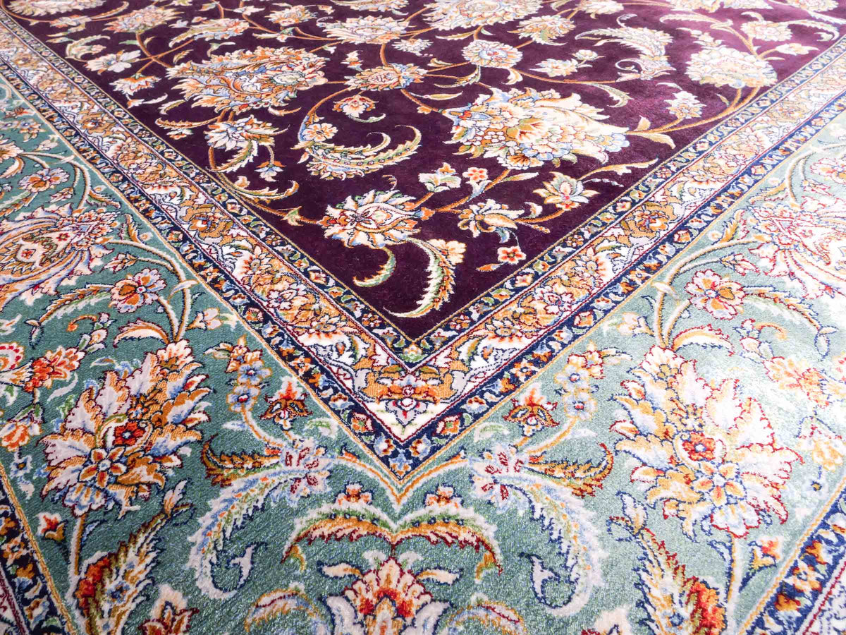 Ghom Maschinenteppich "Afridun" 225 x 150 cm, durchgemustert, aus pflanzlicher Seide (Viskose), Violett-Blau. Teppichnummer: V2AE338H. Persian Luxury Collection by Khademi. Made in Iran / Persia – Vertrieb durch JUPITER Intl.