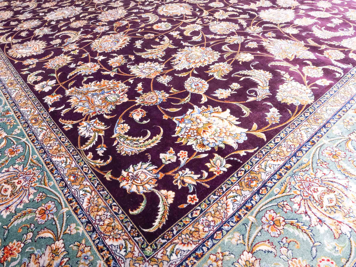 Ghom Maschinenteppich "Afridun" 225 x 150 cm, durchgemustert, aus pflanzlicher Seide (Viskose), Violett-Blau. Teppichnummer: V2AE338H. Persian Luxury Collection by Khademi. Made in Iran / Persia – Vertrieb durch JUPITER Intl.