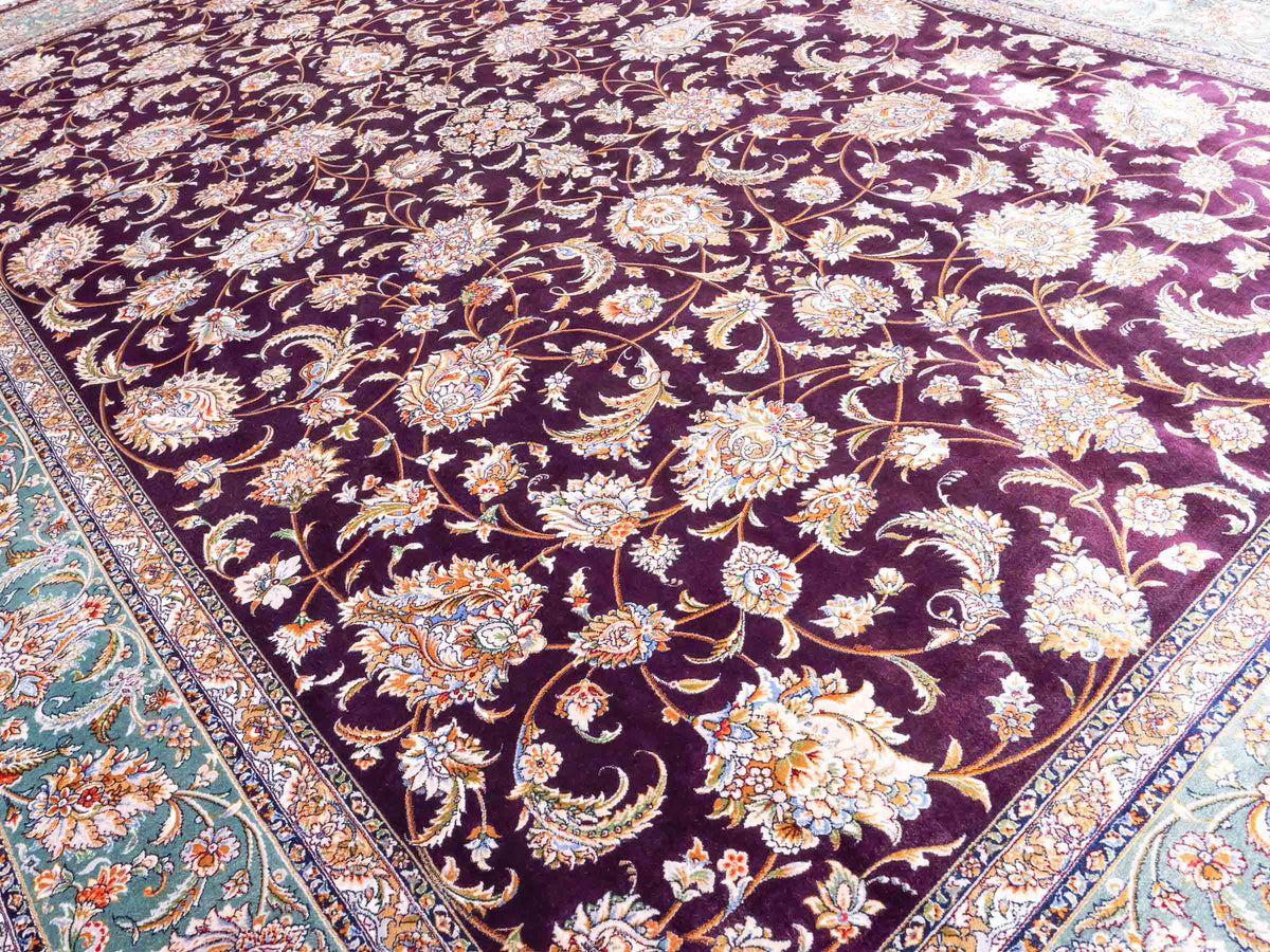 Ghom Maschinenteppich "Afridun" 225 x 150 cm, durchgemustert, aus pflanzlicher Seide (Viskose), Violett-Blau. Teppichnummer: V2AE338H. Persian Luxury Collection by Khademi. Made in Iran / Persia – Vertrieb durch JUPITER Intl.