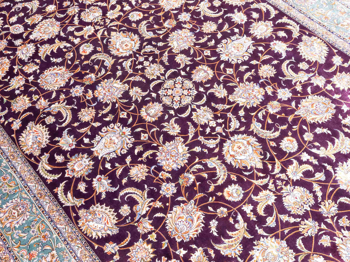 Ghom Maschinenteppich "Afridun" 225 x 150 cm, durchgemustert, aus pflanzlicher Seide (Viskose), Violett-Blau. Teppichnummer: V2AE338H. Persian Luxury Collection by Khademi. Made in Iran / Persia – Vertrieb durch JUPITER Intl.