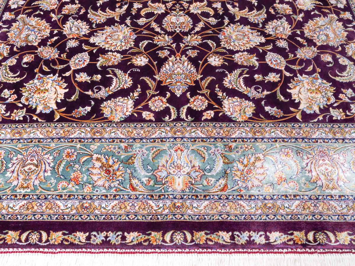 Ghom Maschinenteppich "Afridun" 225 x 150 cm, durchgemustert, aus pflanzlicher Seide (Viskose), Violett-Blau. Teppichnummer: V2AE338H. Persian Luxury Collection by Khademi. Made in Iran / Persia – Vertrieb durch JUPITER Intl.