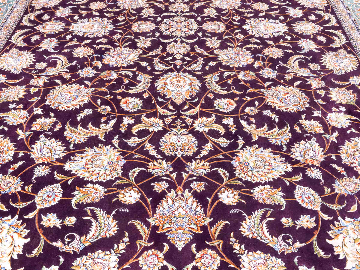 Ghom Maschinenteppich "Afridun" 225 x 150 cm, durchgemustert, aus pflanzlicher Seide (Viskose), Violett-Blau. Teppichnummer: V2AE338H. Persian Luxury Collection by Khademi. Made in Iran / Persia – Vertrieb durch JUPITER Intl.