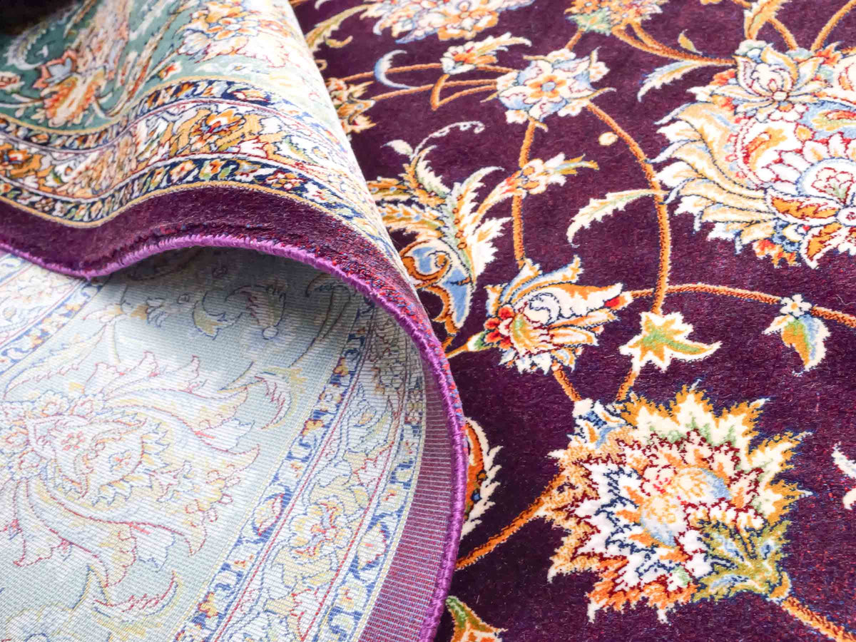 Ghom Maschinenteppich "Afridun" 225 x 150 cm, durchgemustert, aus pflanzlicher Seide (Viskose), Violett-Blau. Teppichnummer: V2AE338H. Persian Luxury Collection by Khademi. Made in Iran / Persia – Vertrieb durch JUPITER Intl.