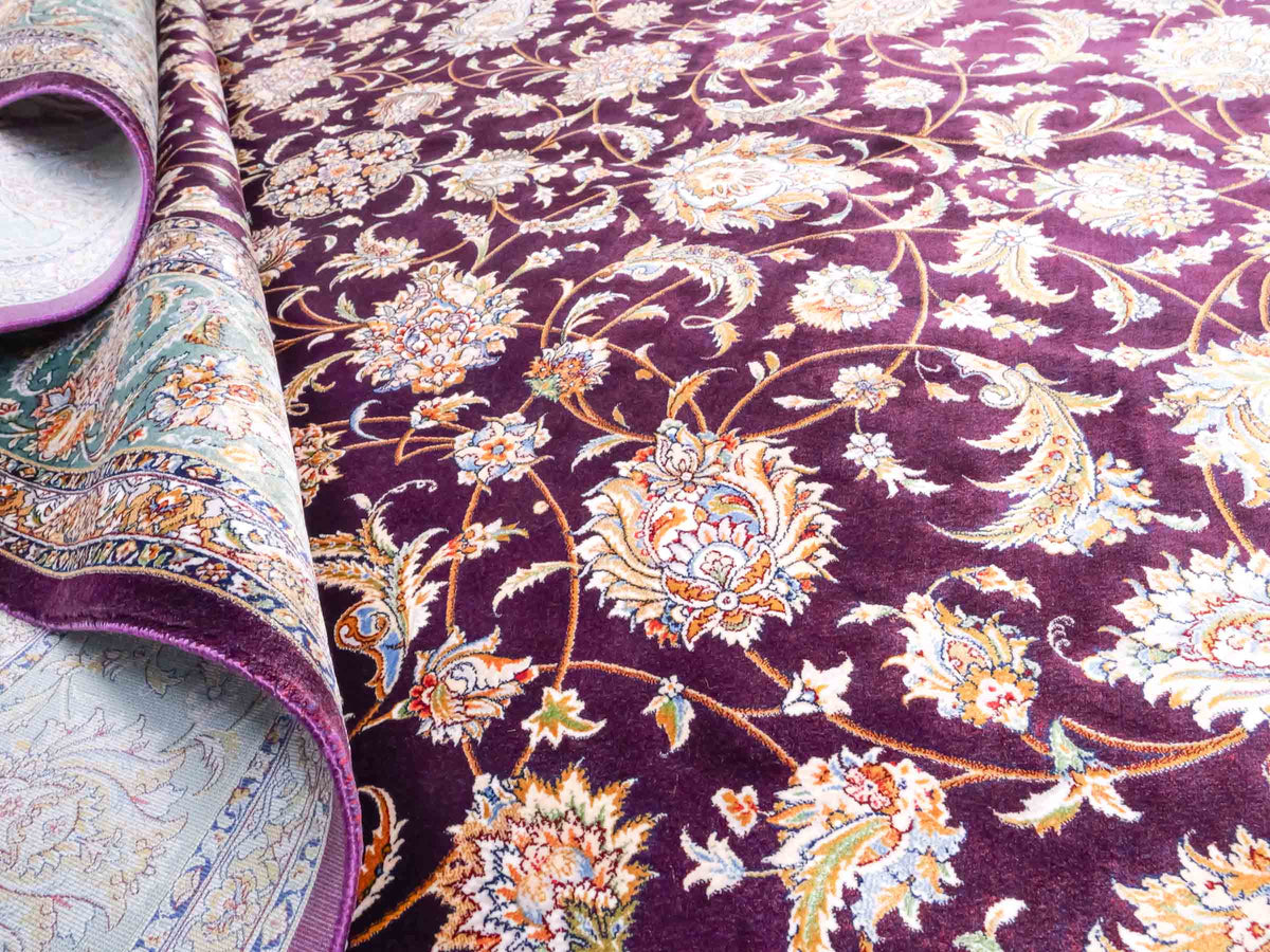 Ghom Maschinenteppich "Afridun" 225 x 150 cm, durchgemustert, aus pflanzlicher Seide (Viskose), Violett-Blau. Teppichnummer: V2AE338H. Persian Luxury Collection by Khademi. Made in Iran / Persia – Vertrieb durch JUPITER Intl.