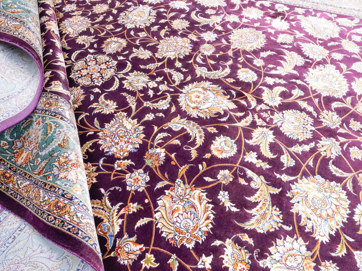 Ghom Maschinenteppich "Afridun" 225 x 150 cm, durchgemustert, aus pflanzlicher Seide (Viskose), Violett-Blau. Teppichnummer: V2AE338H. Persian Luxury Collection by Khademi. Made in Iran / Persia – Vertrieb durch JUPITER Intl.