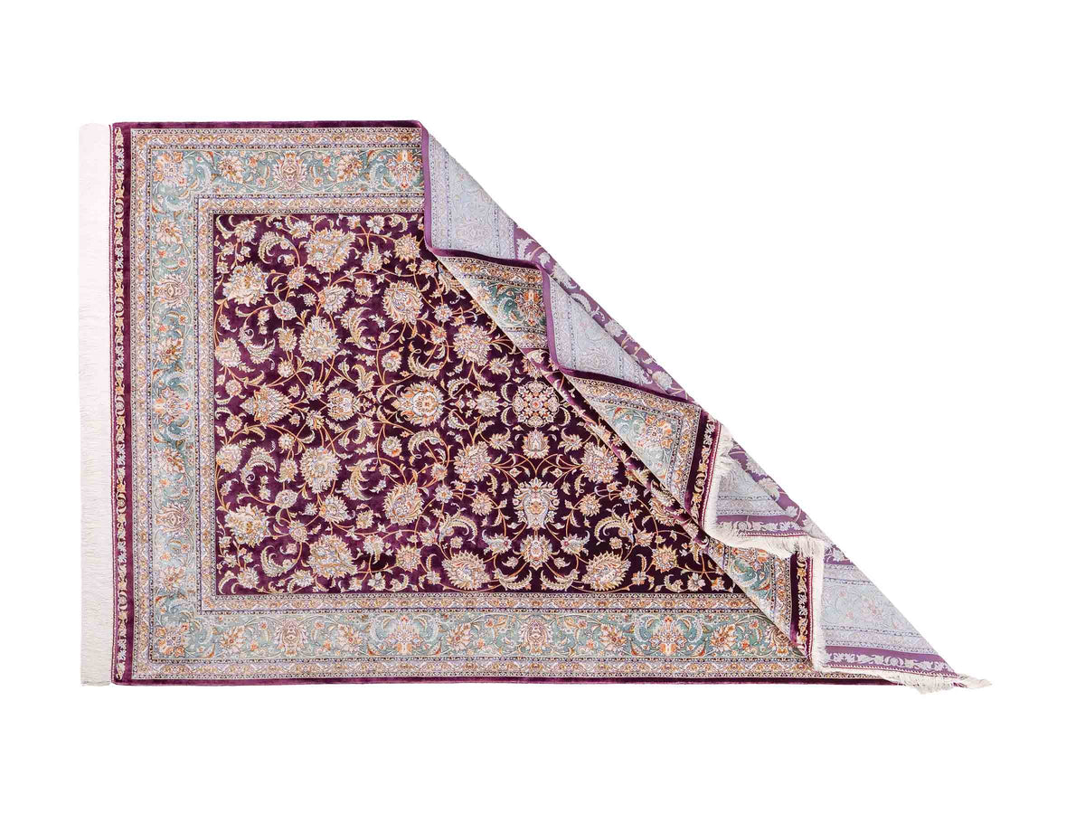 Ghom Maschinenteppich "Afridun" 225 x 150 cm, durchgemustert, aus pflanzlicher Seide (Viskose), Violett-Blau. Teppichnummer: V2AE338H. Persian Luxury Collection by Khademi. Made in Iran / Persia – Vertrieb durch JUPITER Intl.
